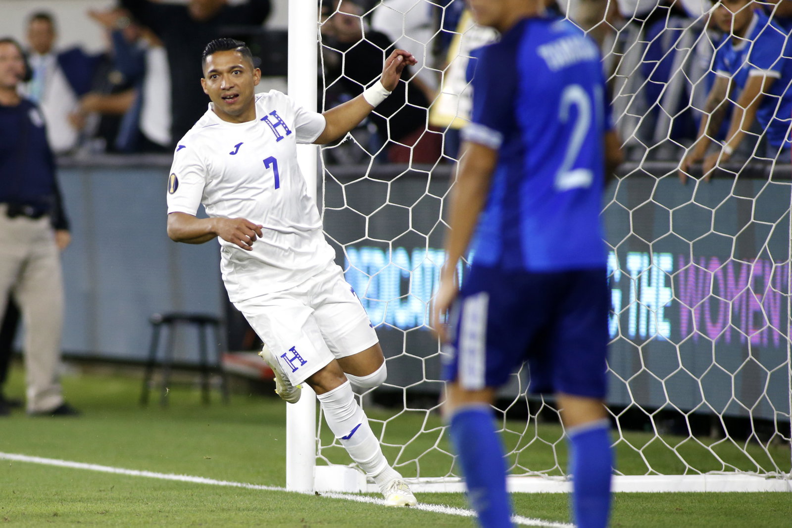 Emilio Izaguirre of Honduras scores