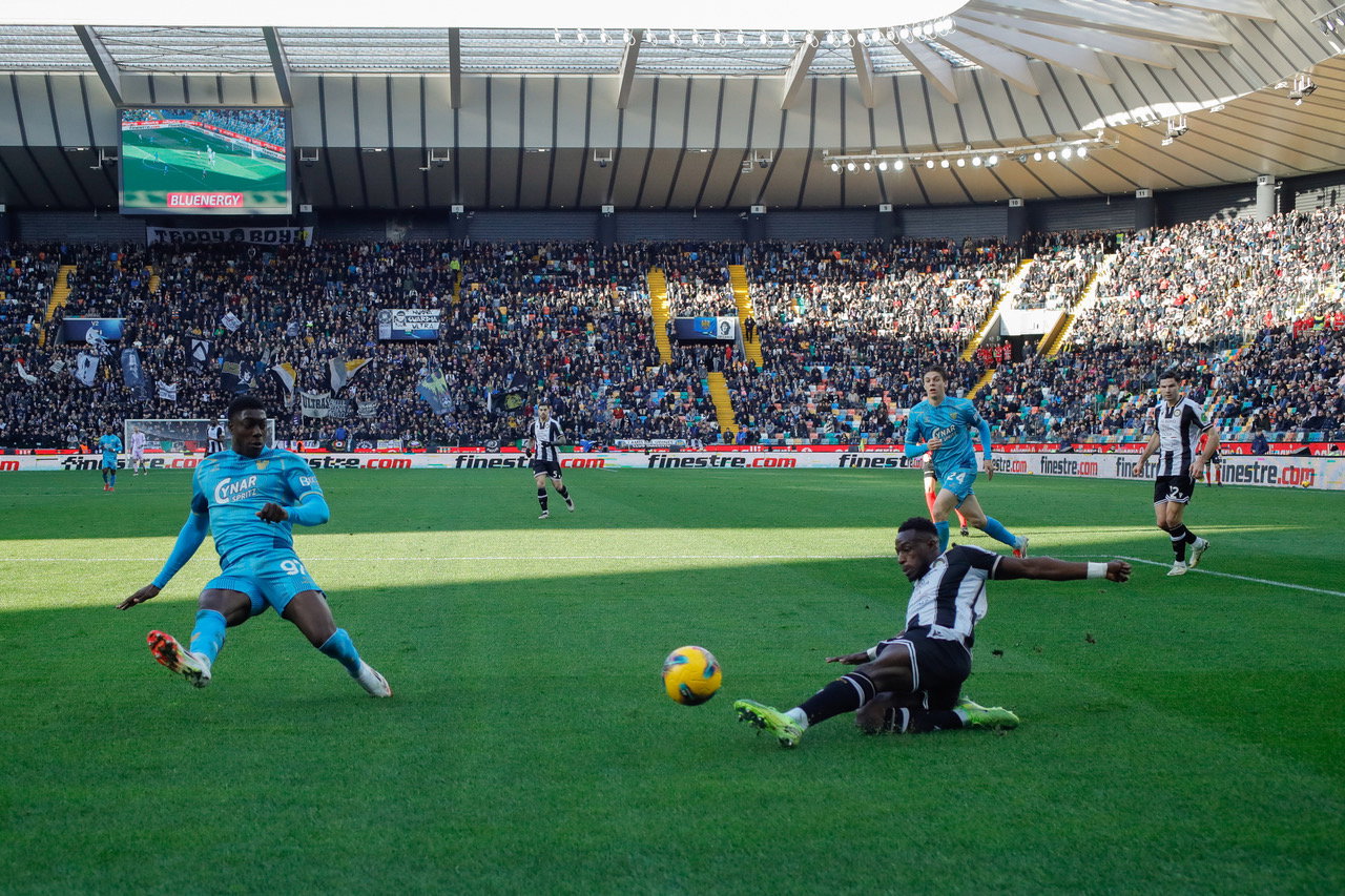 Hassane Kamara of Udinese crosses the ball as Issa Doumbia of Venezia looks to intercept